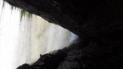 Imagen de ruta El paseo bajo la cascada Salto Hacha y el paseo por un barco en la laguna de Canaima