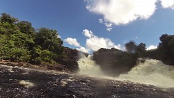 Imagen de ruta El paseo bajo la cascada Salto Hacha y el paseo por un barco en la laguna de Canaima